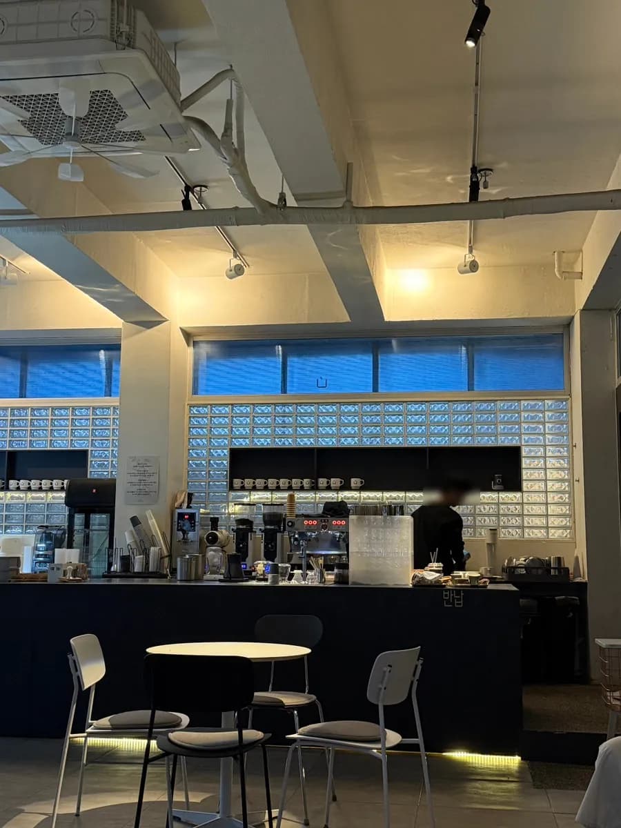Helmut Coffee Roasters large cafe review near Sadang Station photo 5