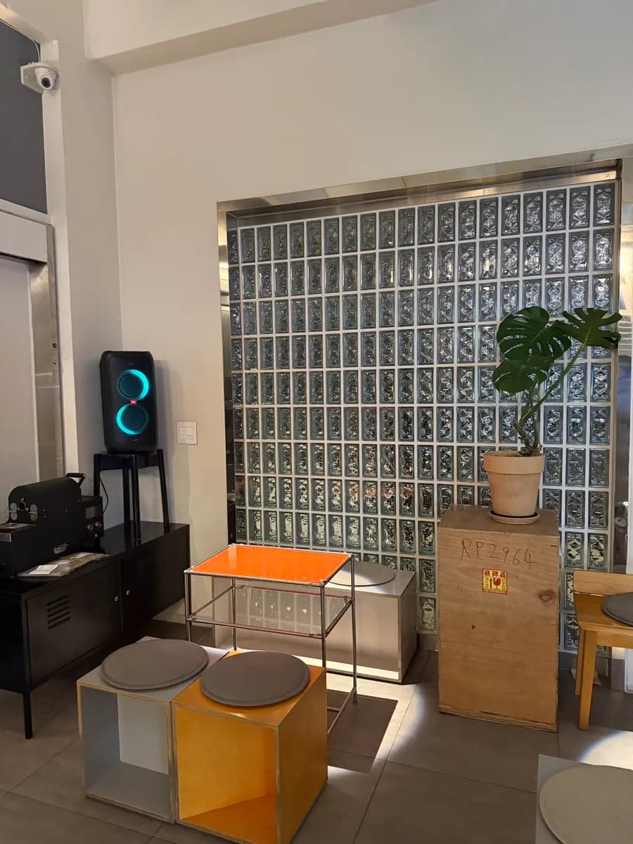 Helmut Coffee Roasters large cafe review near Sadang Station photo 6