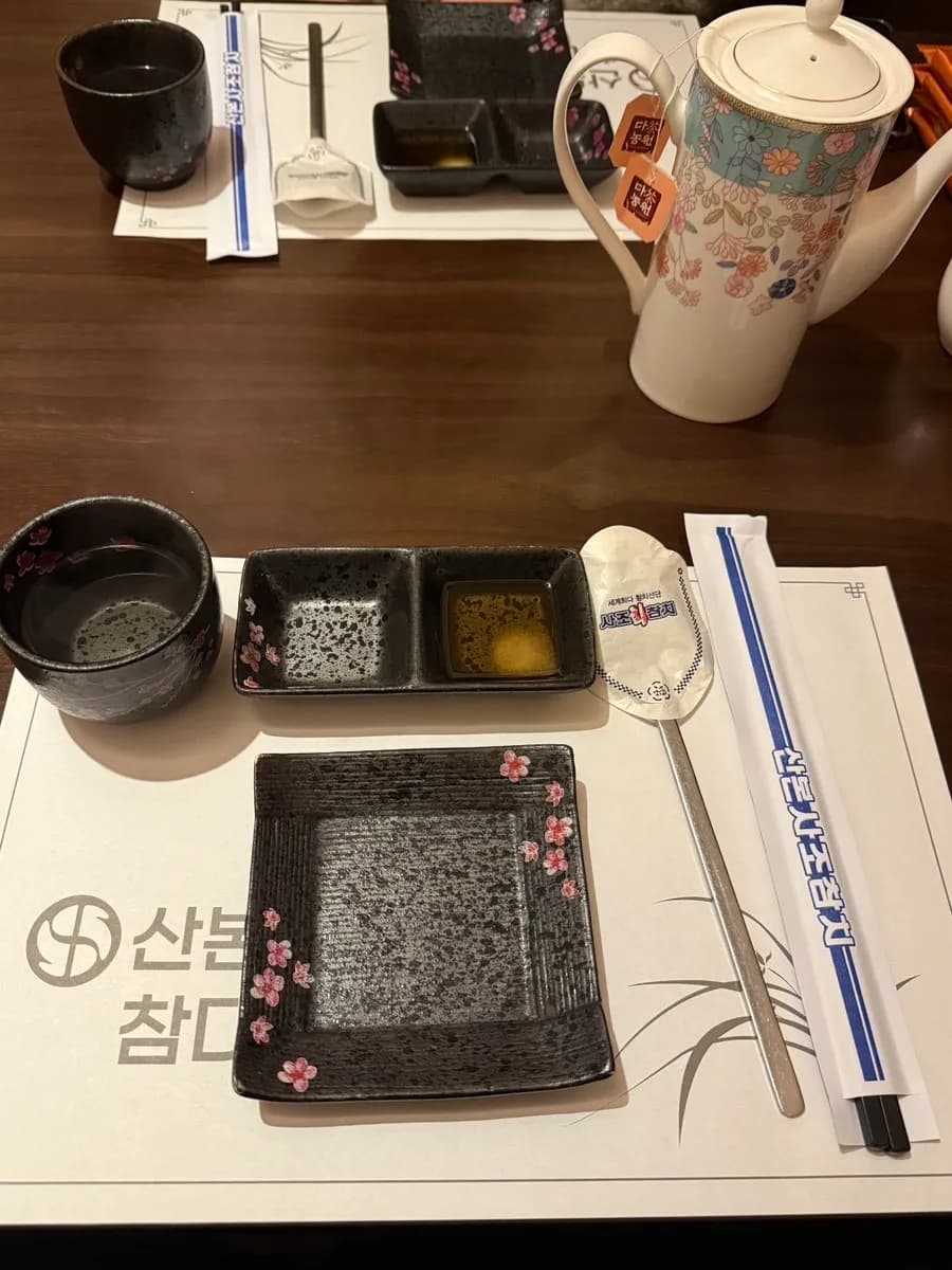 Mesa preparada con té caliente y suelo calefactado en Sajo Tuna