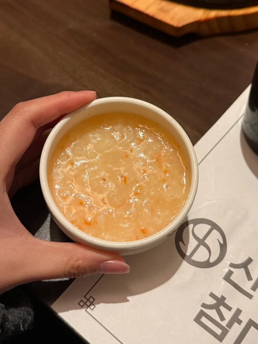 Huevo frito con gachas de arroz y sopa jang en Sajo Tuna