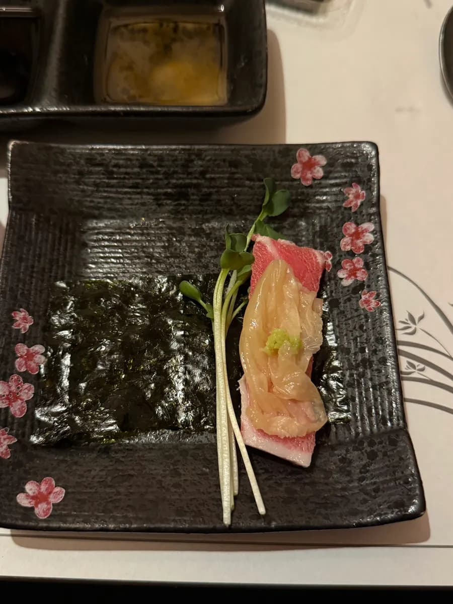 Atún con alga, kimchi madurado, brotes y wasabi