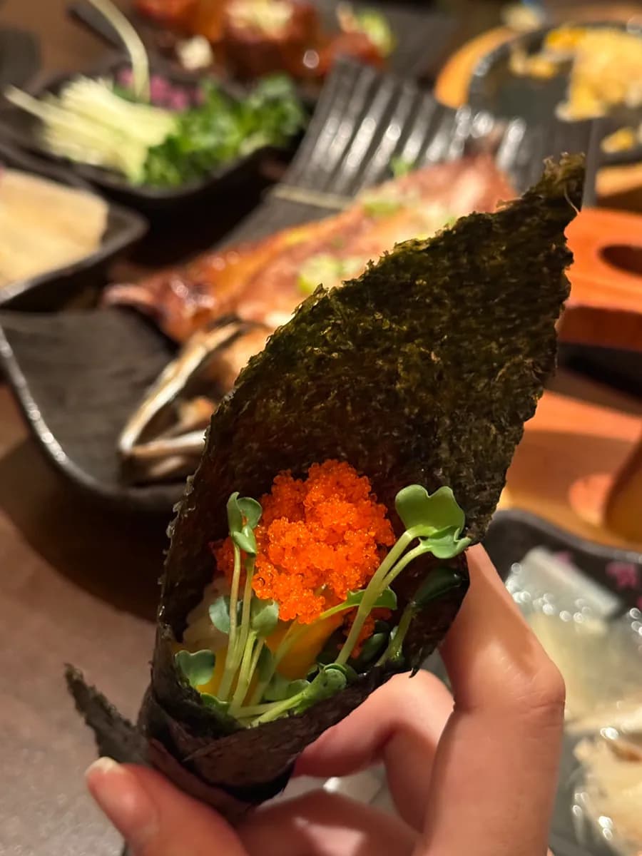 Maki con huevas de pez volador y rábano encurtido