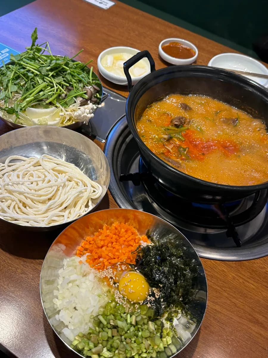 Larawan 2 ng review ng Cheongdo Minari Restaurant shabu-shabu at minari jeon sa Sanbon