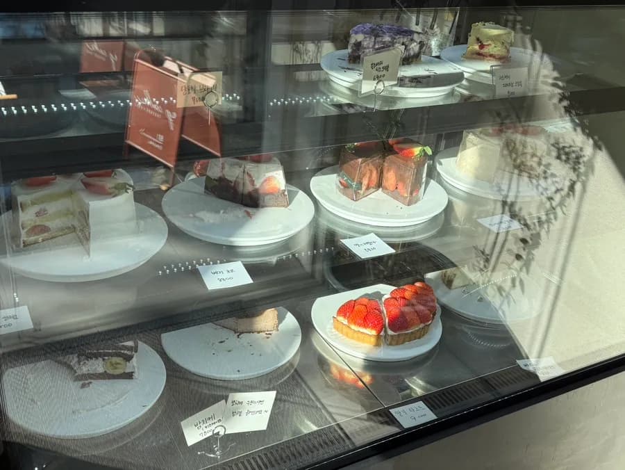 Cafetería ep.cake en Anyang Bakdal-dong con tarta, café y asientos amplios
