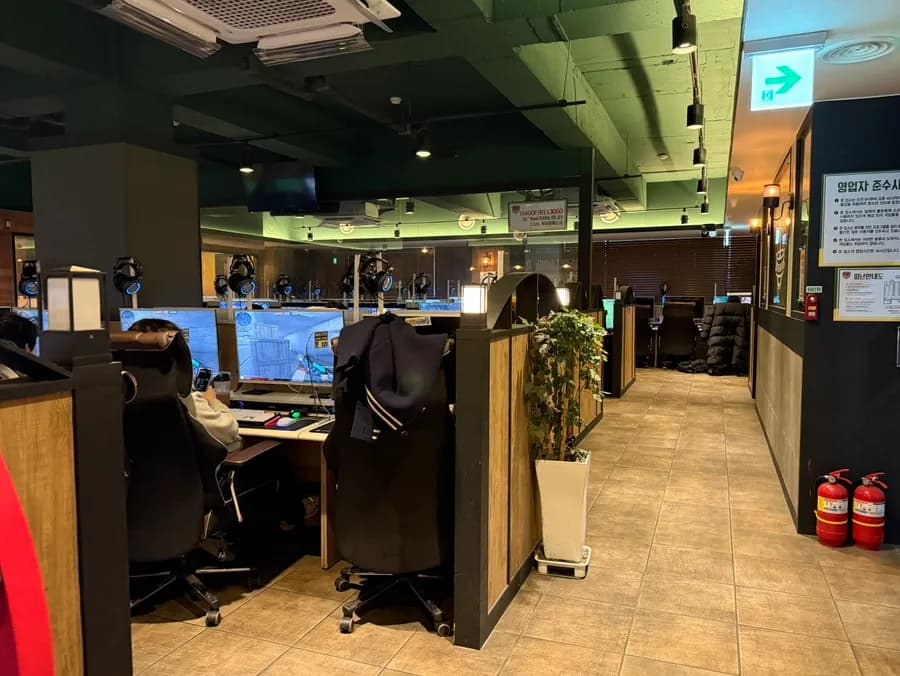 I-Sense League PC Bang Stesen Anyang dengan tempat duduk permainan bersih dan makanan PC bang