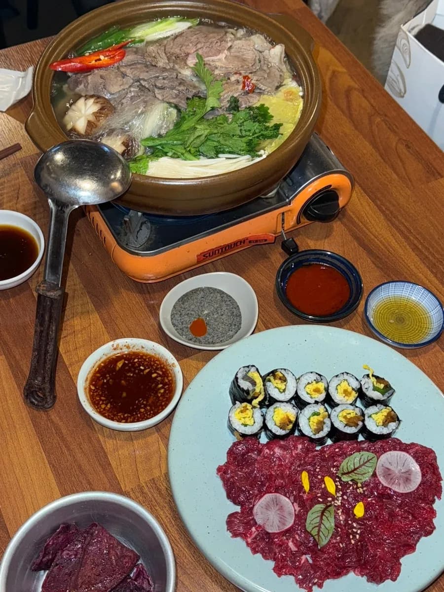 Gaekgan gần ga Sadang với thịt bò sống, gimbap, lẩu và yukjeon