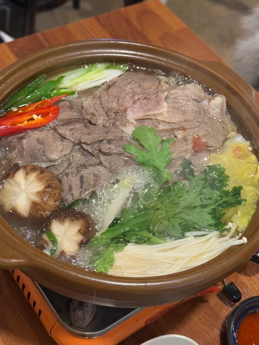 Gaekgan gần ga Sadang với thịt bò sống, gimbap, lẩu và yukjeon