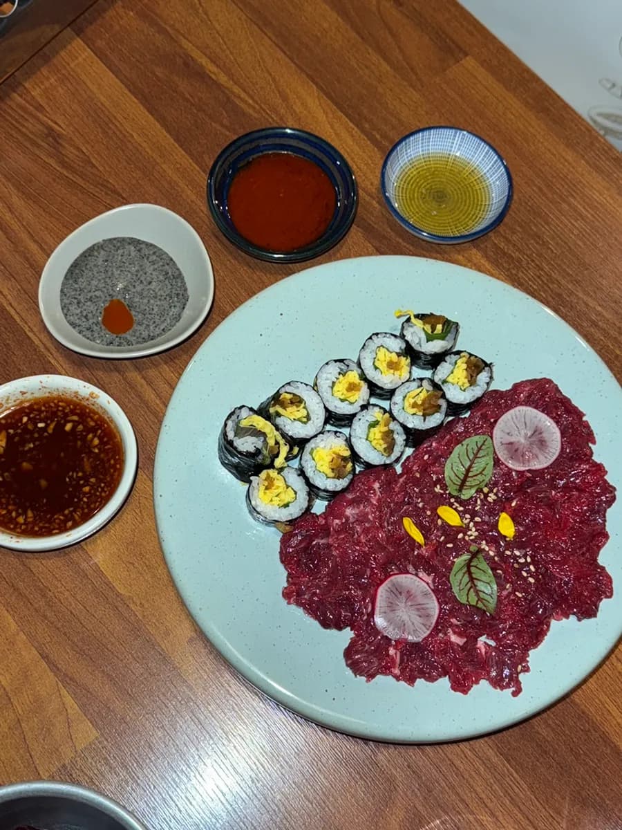 Gaekgan gần ga Sadang với thịt bò sống, gimbap, lẩu và yukjeon