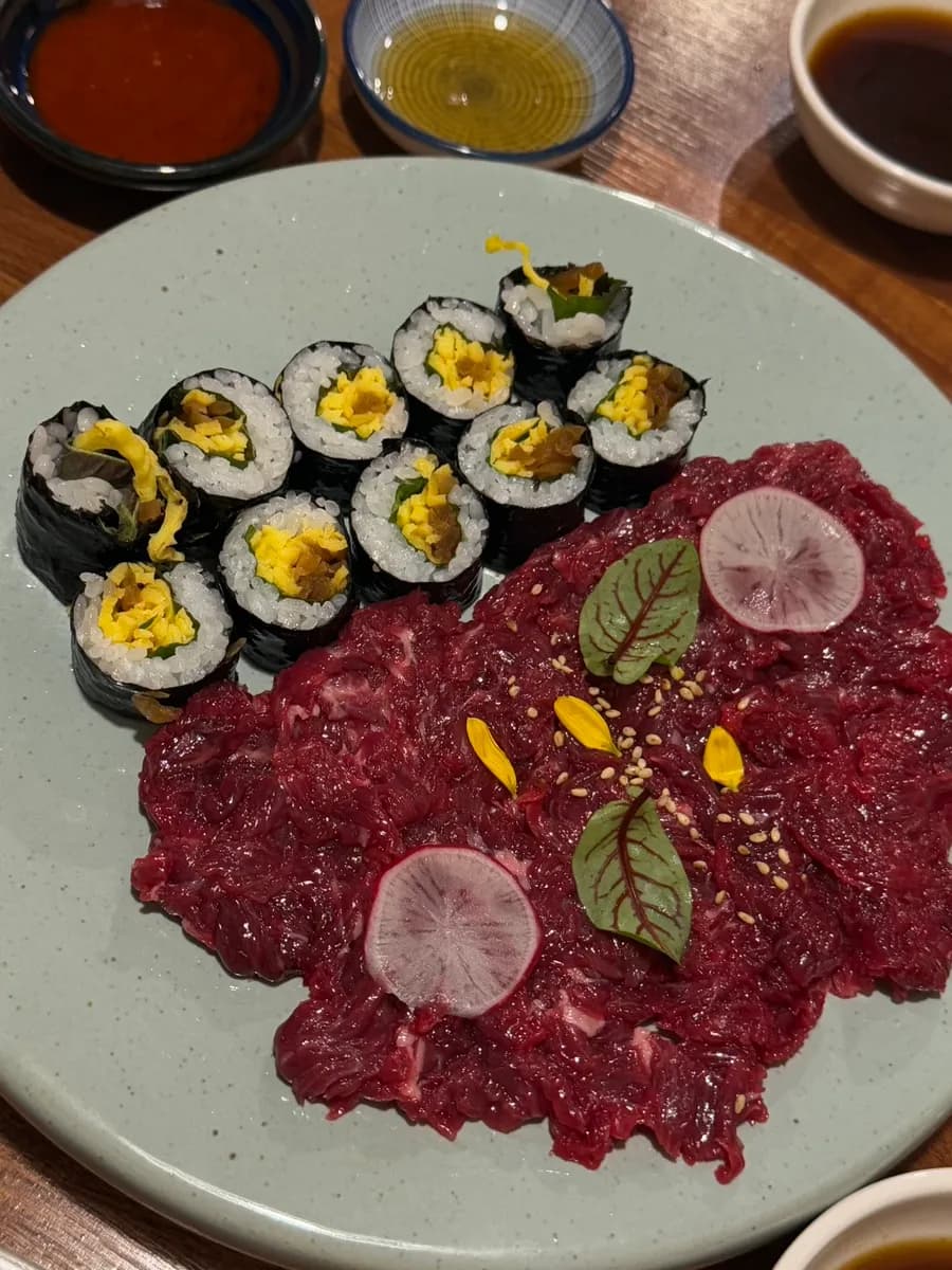 Gaekgan gần ga Sadang với thịt bò sống, gimbap, lẩu và yukjeon