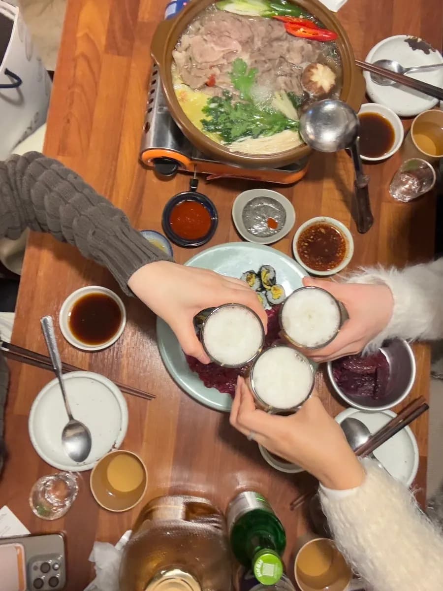 Gaekgan gần ga Sadang với thịt bò sống, gimbap, lẩu và yukjeon