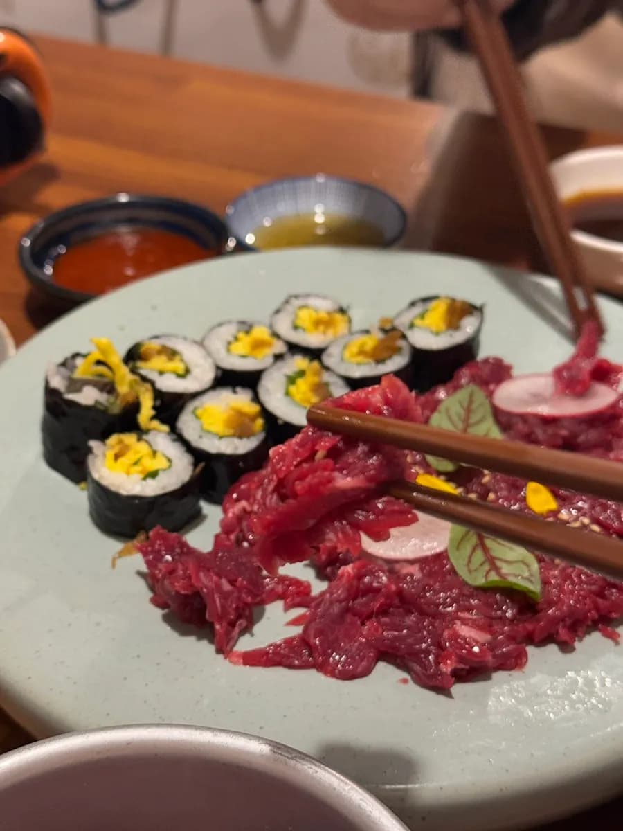 Gaekgan gần ga Sadang với thịt bò sống, gimbap, lẩu và yukjeon