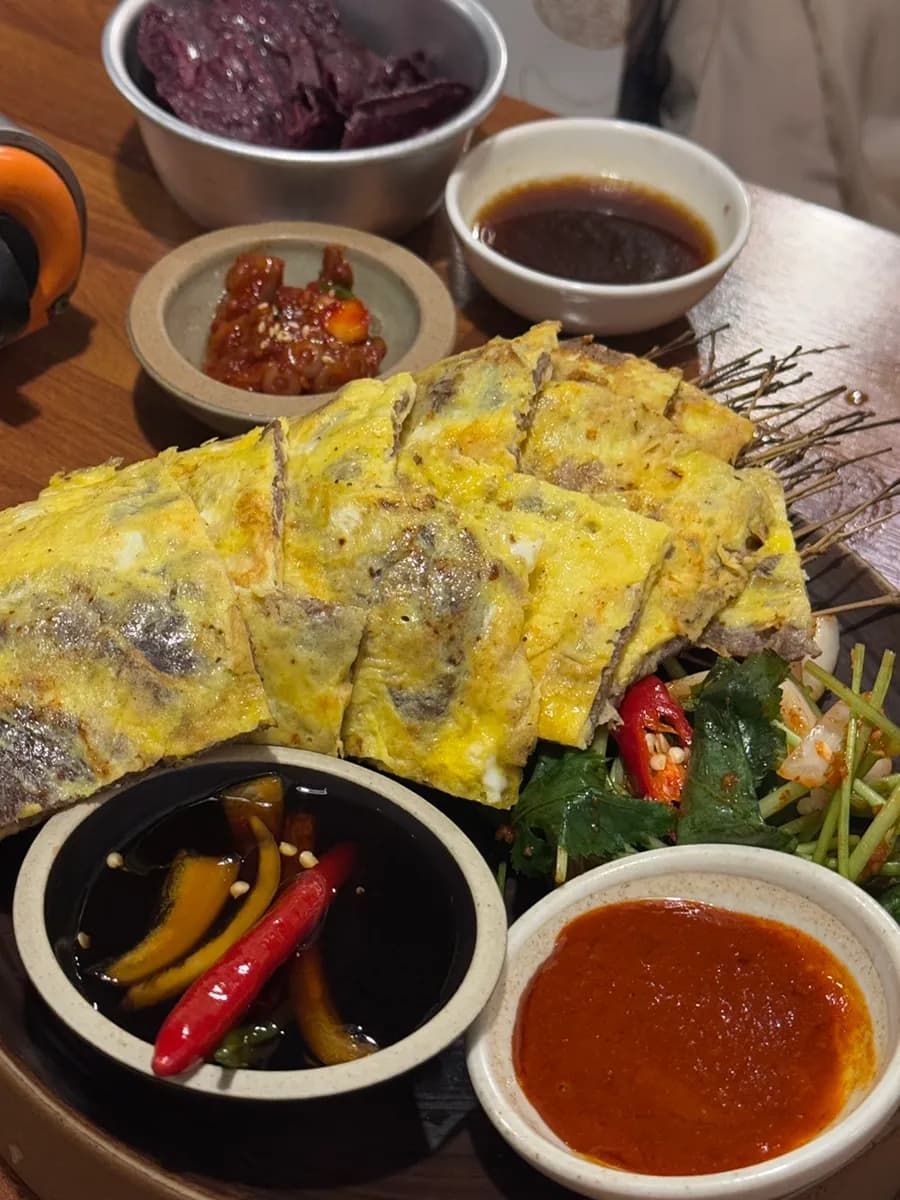 Gaekgan gần ga Sadang với thịt bò sống, gimbap, lẩu và yukjeon
