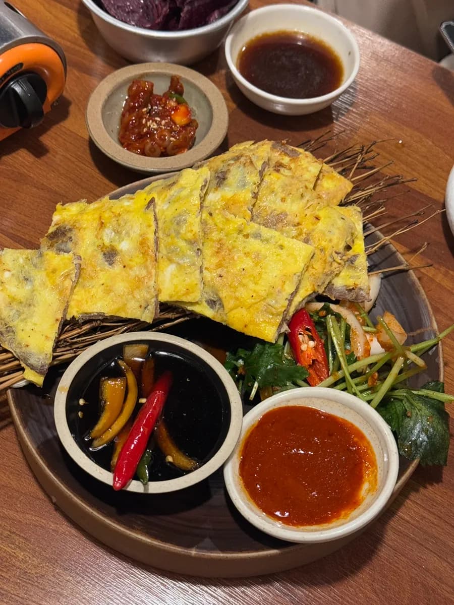 Gaekgan gần ga Sadang với thịt bò sống, gimbap, lẩu và yukjeon