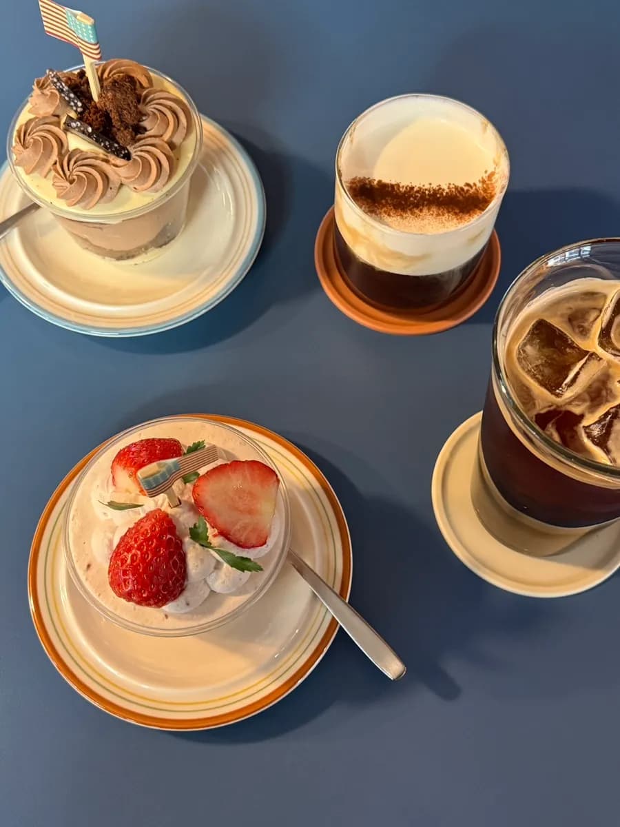 延南洞のJuri's Cream Houseのいちごとチョコのカップケーキ
