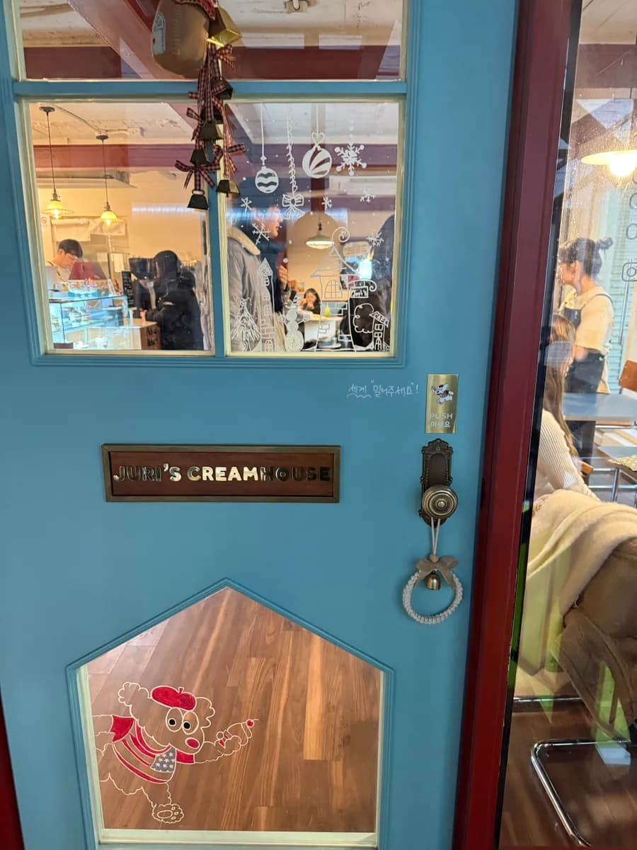 延南洞のJuri's Cream Houseのいちごとチョコのカップケーキ