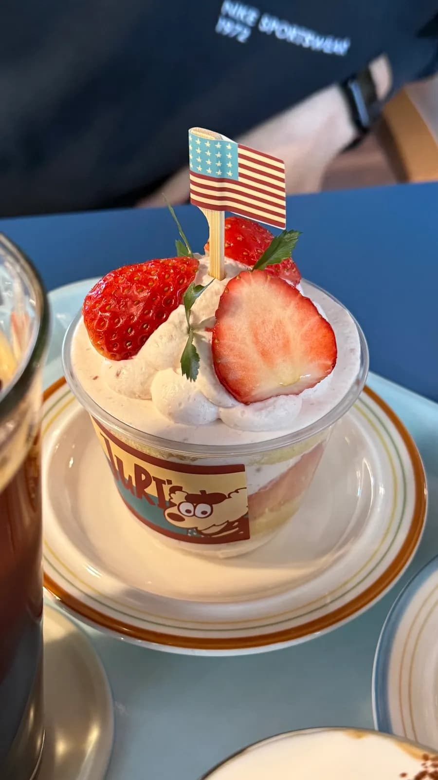 注文したカップケーキとアイスアメリカーノ