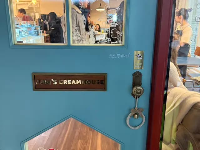 延南洞のJuri's Cream Houseのいちごとチョコのカップケーキ