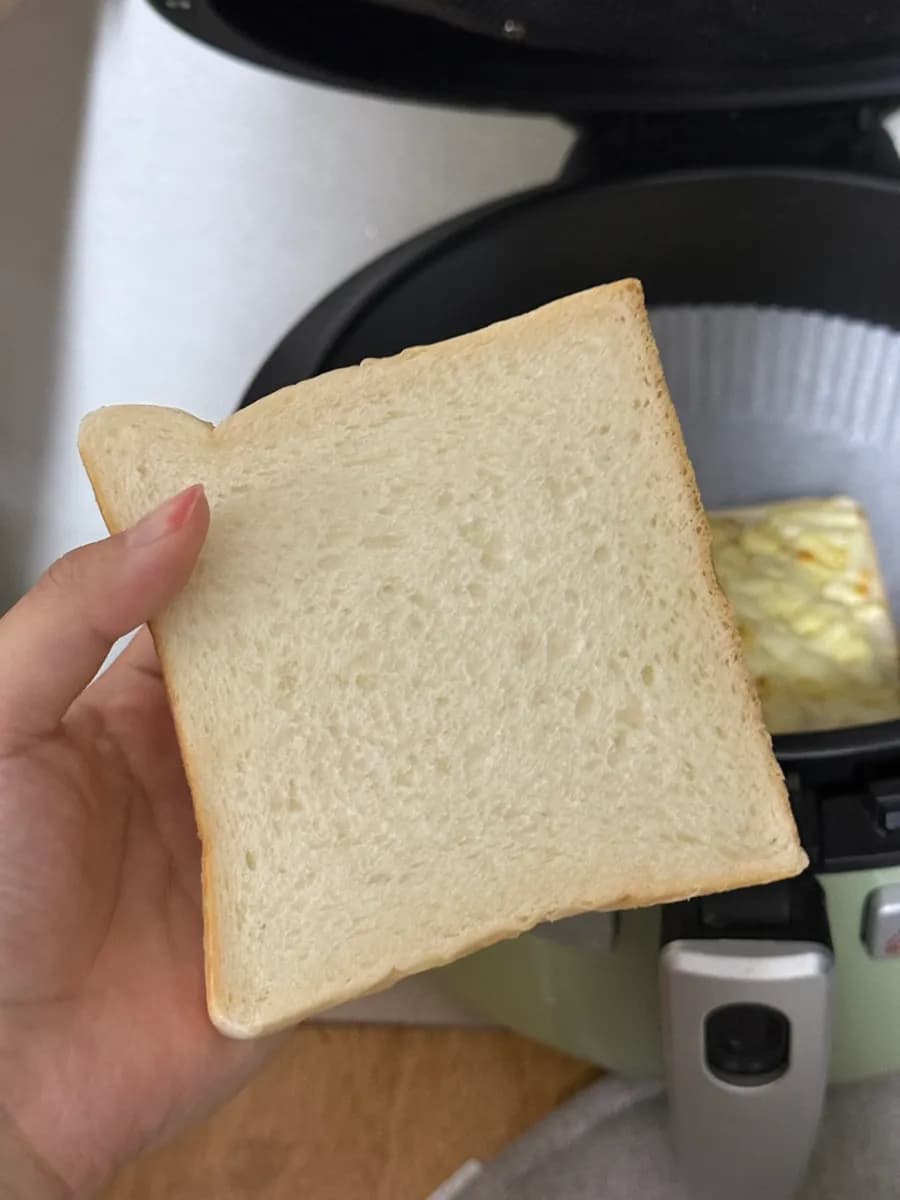Whitelier Sanbon review bánh mì tươi với hương bơ và sandwich trứng