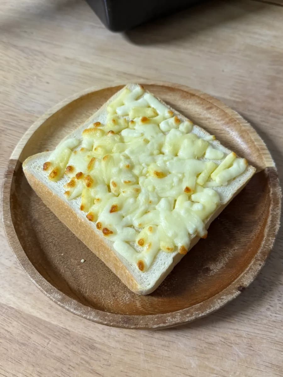 Whitelier Sanbon review bánh mì tươi với hương bơ và sandwich trứng