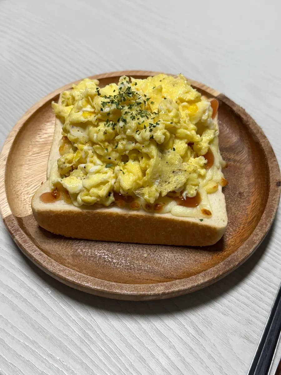 Whitelier Sanbon review bánh mì tươi với hương bơ và sandwich trứng