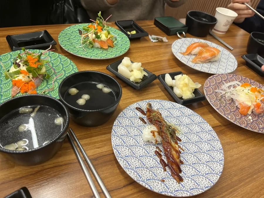 Oneul Sushi Sanbon: günstiges Förderband-Sushi am Ausgang 3 von Sanbon Station