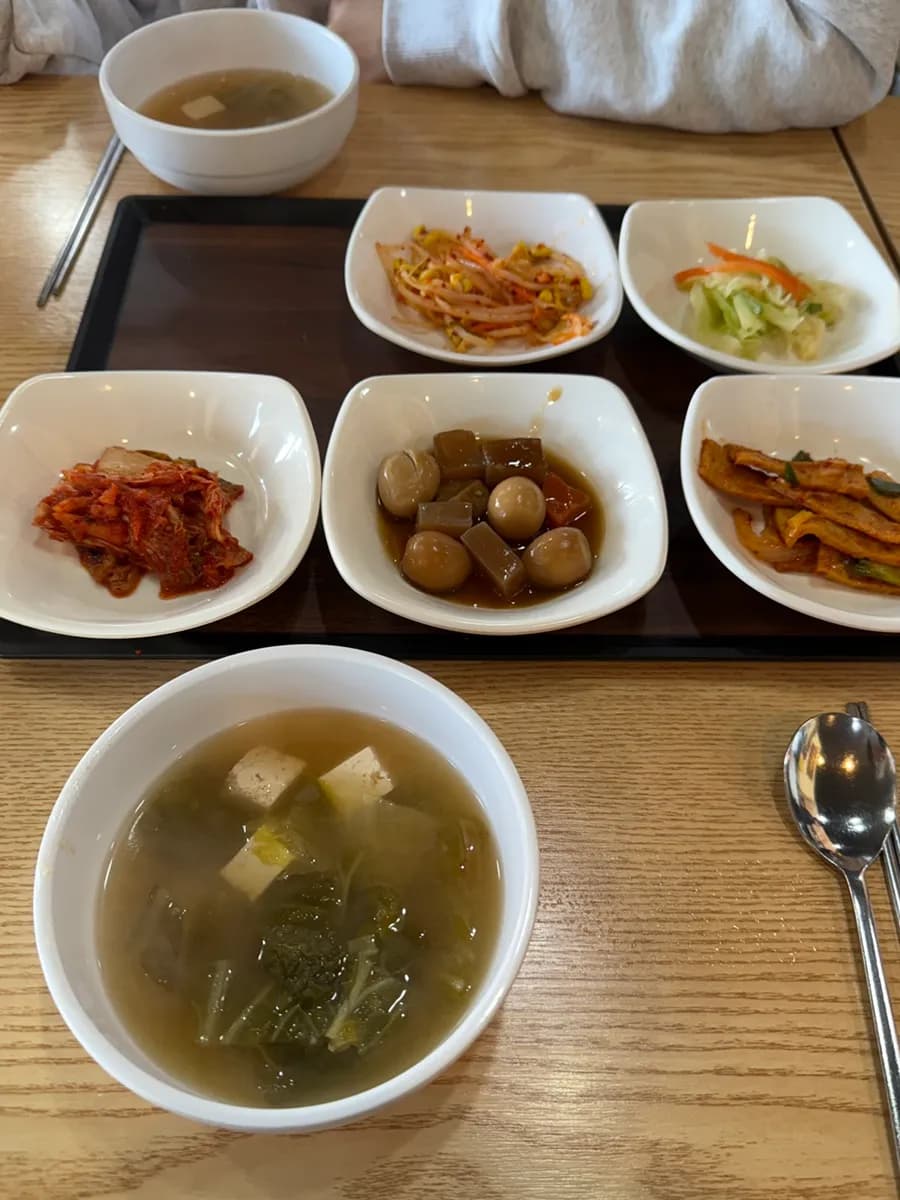 Songhwa Yukgaejang nasi jeyuk dalam periuk batu berhampiran Jisan Resort