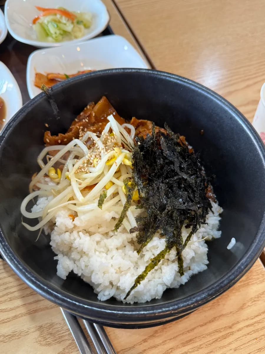 Songhwa Yukgaejang nasi jeyuk dalam periuk batu berhampiran Jisan Resort