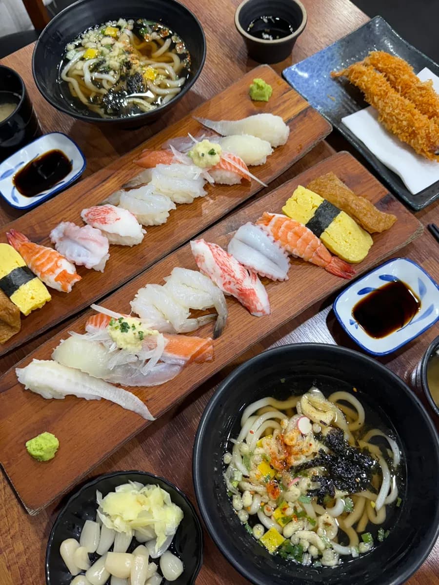 Set sushi campur dan udon di Sushi Story dekat Anyang 1st Street