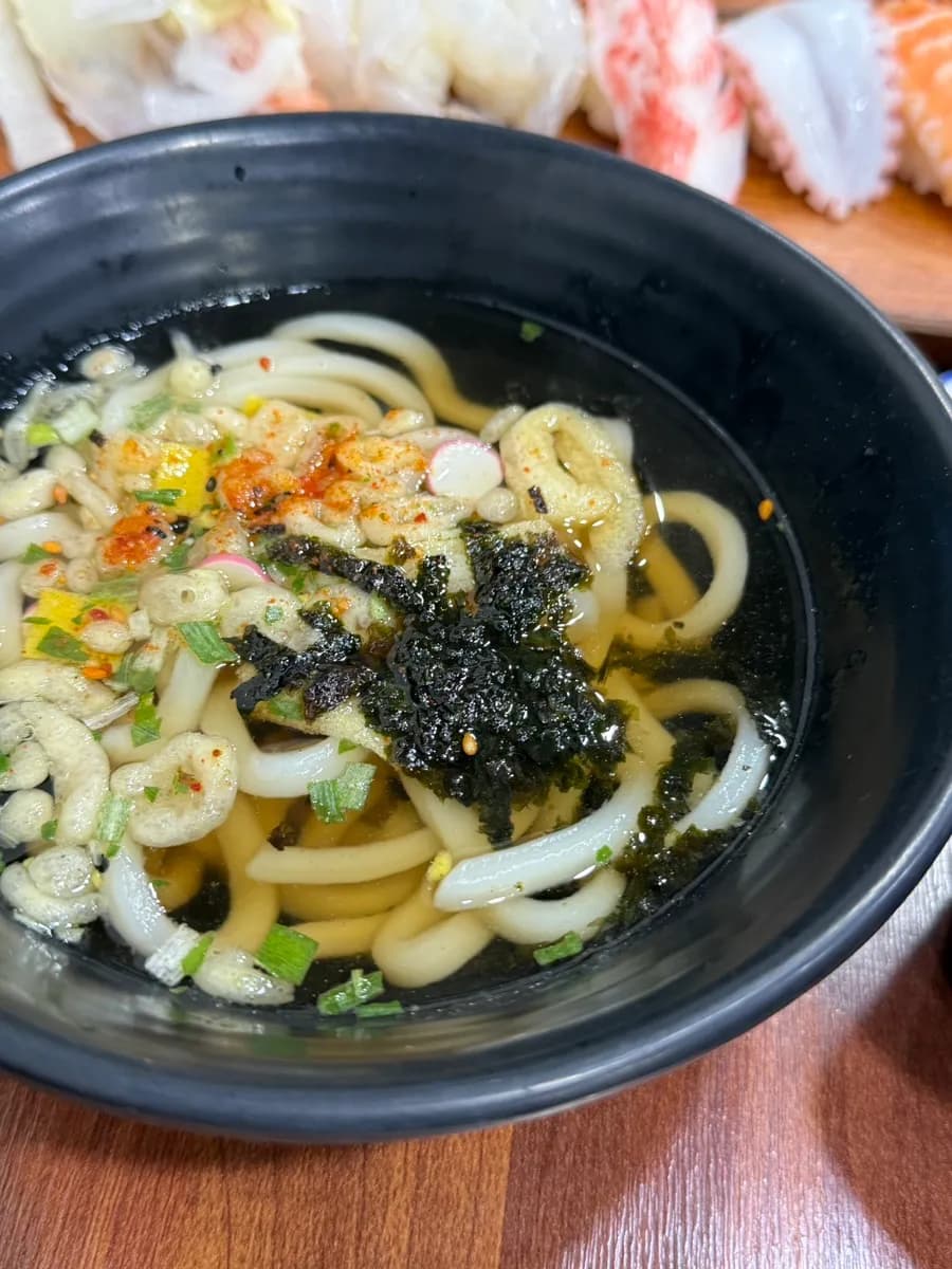 Set sushi campur dan udon di Sushi Story dekat Anyang 1st Street
