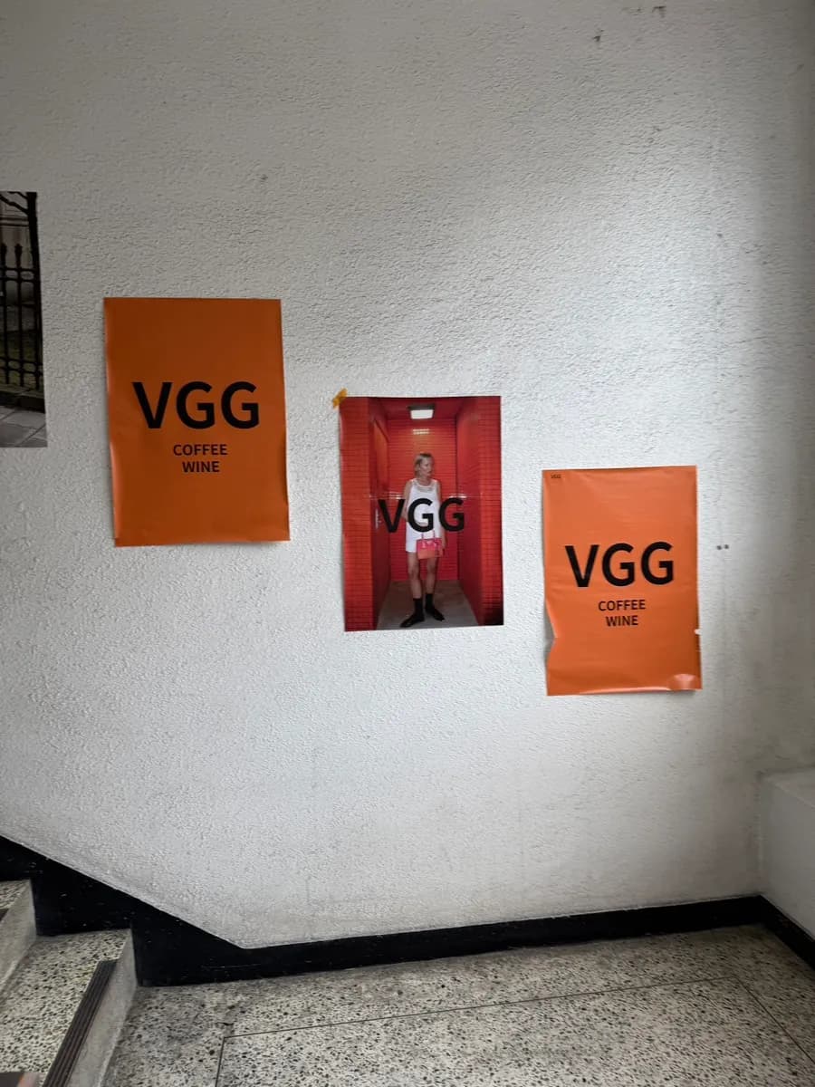 VGG Cafe in Jamsil mit Basque Cheesecake und orangefarbenem Interior