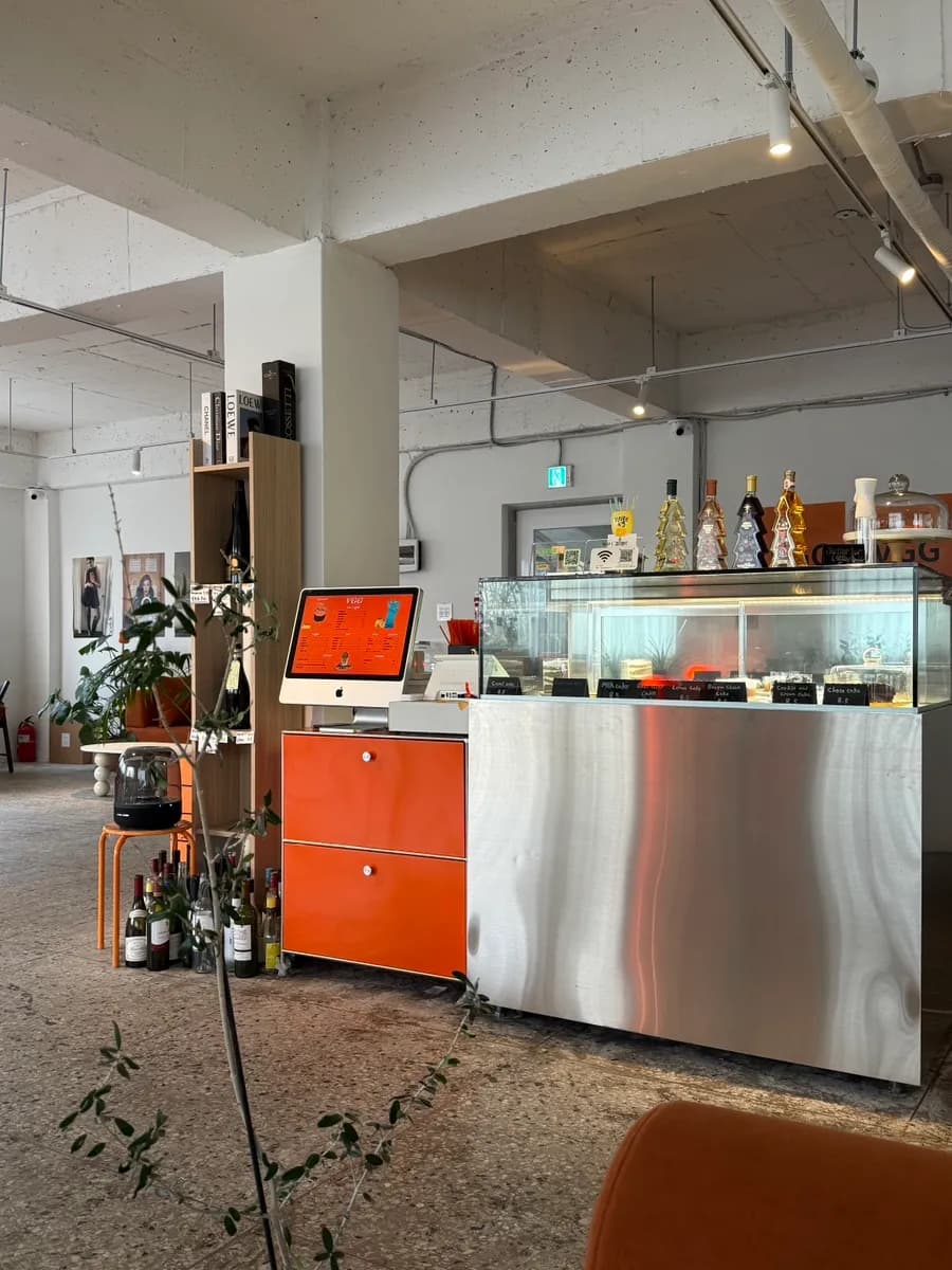VGG Cafe in Jamsil mit Basque Cheesecake und orangefarbenem Interior