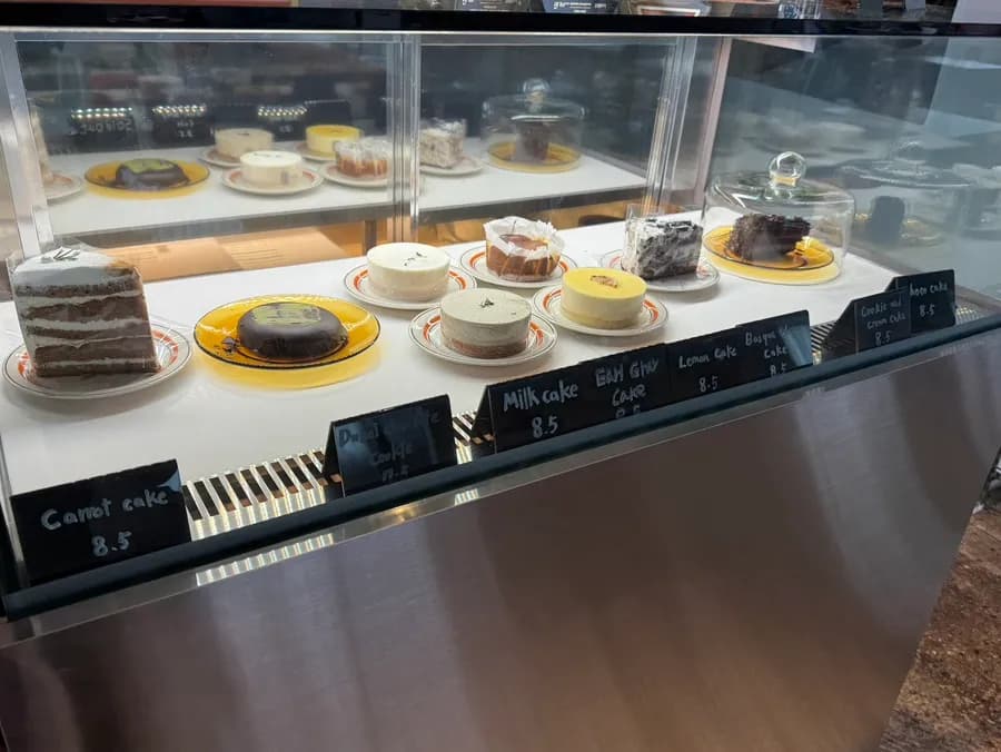 VGG Cafe in Jamsil mit Basque Cheesecake und orangefarbenem Interior