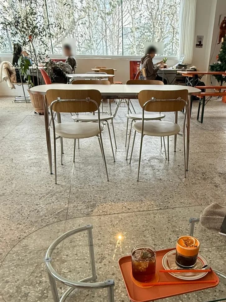 VGG Cafe in Jamsil mit Basque Cheesecake und orangefarbenem Interior