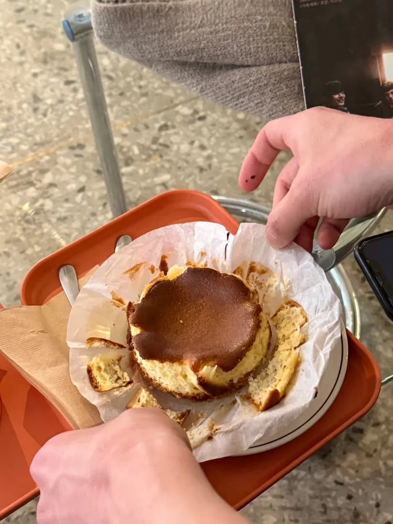 VGG Cafe in Jamsil mit Basque Cheesecake und orangefarbenem Interior