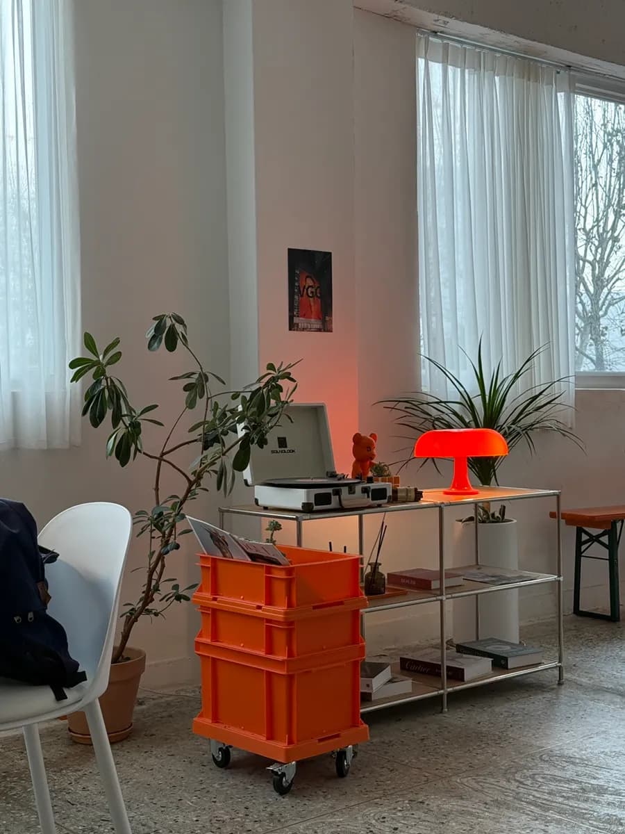VGG Cafe in Jamsil mit Basque Cheesecake und orangefarbenem Interior