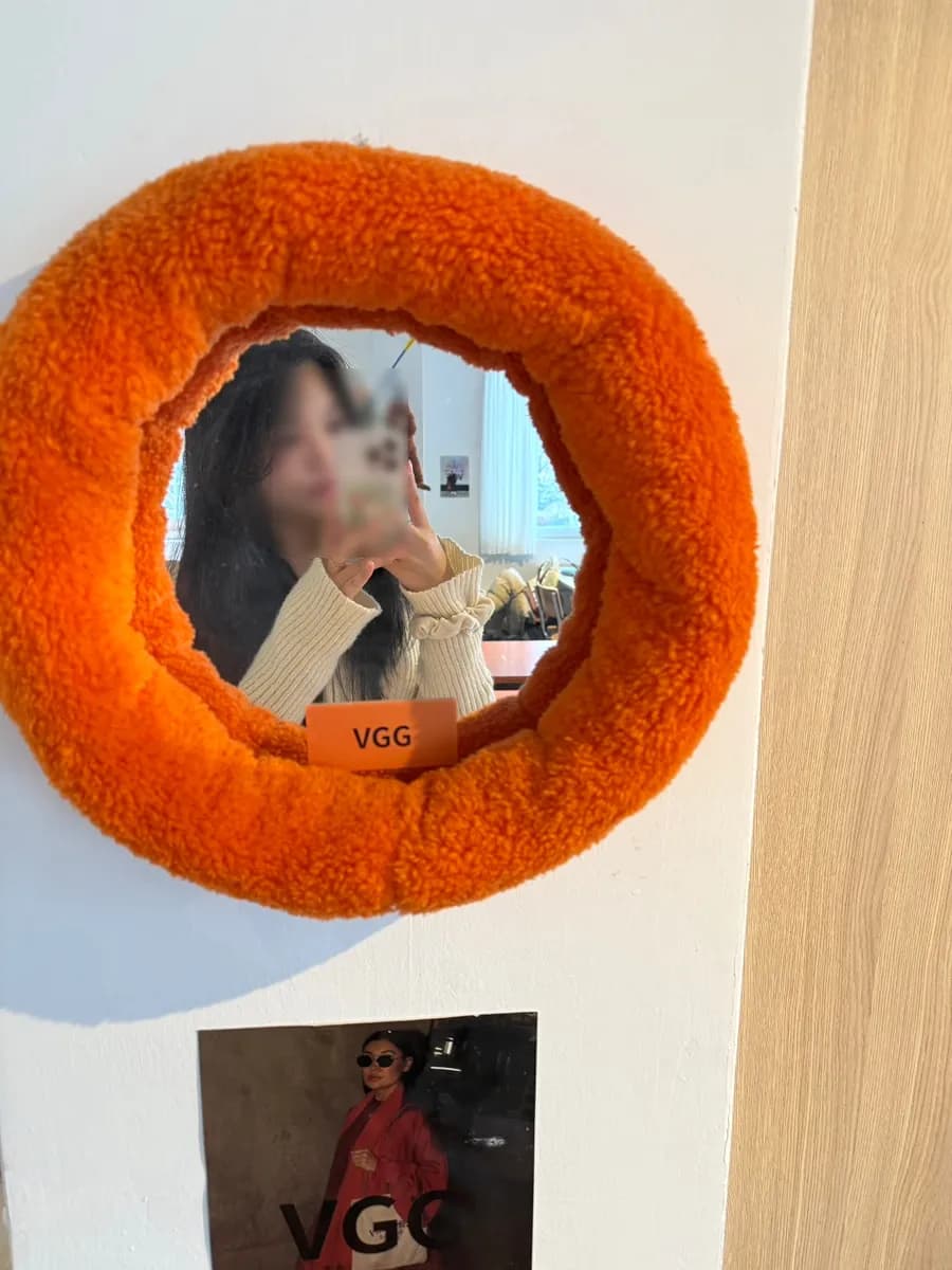 VGG Cafe in Jamsil mit Basque Cheesecake und orangefarbenem Interior