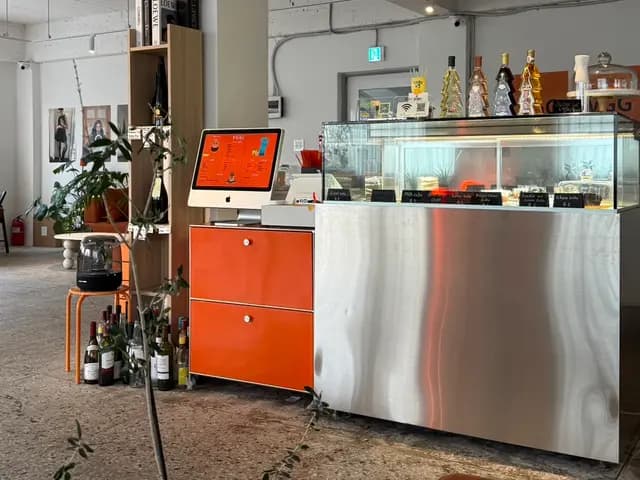 VGG Cafe in Jamsil mit Basque Cheesecake und orangefarbenem Interior