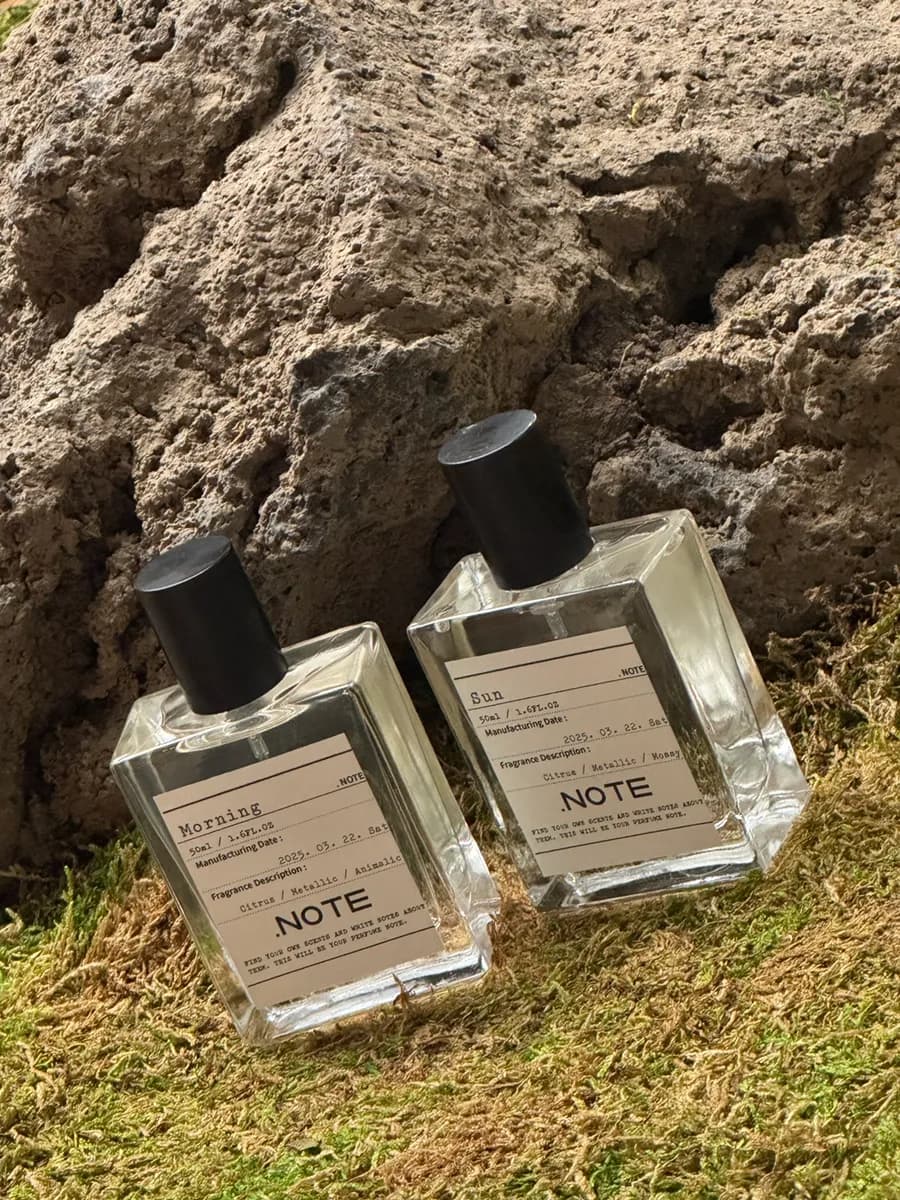 كتابة اسم العطر وفئة الرائحة على الملصق