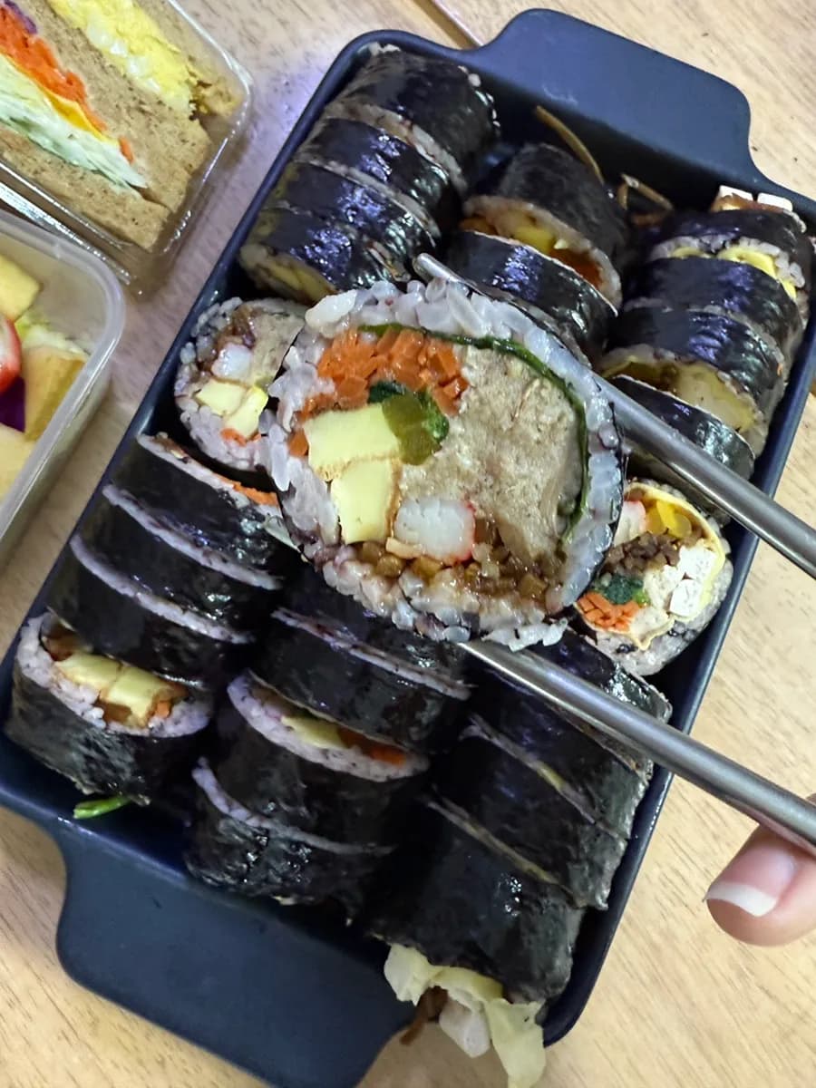 Тунцовый гимбап с овощами и листьями периллы
