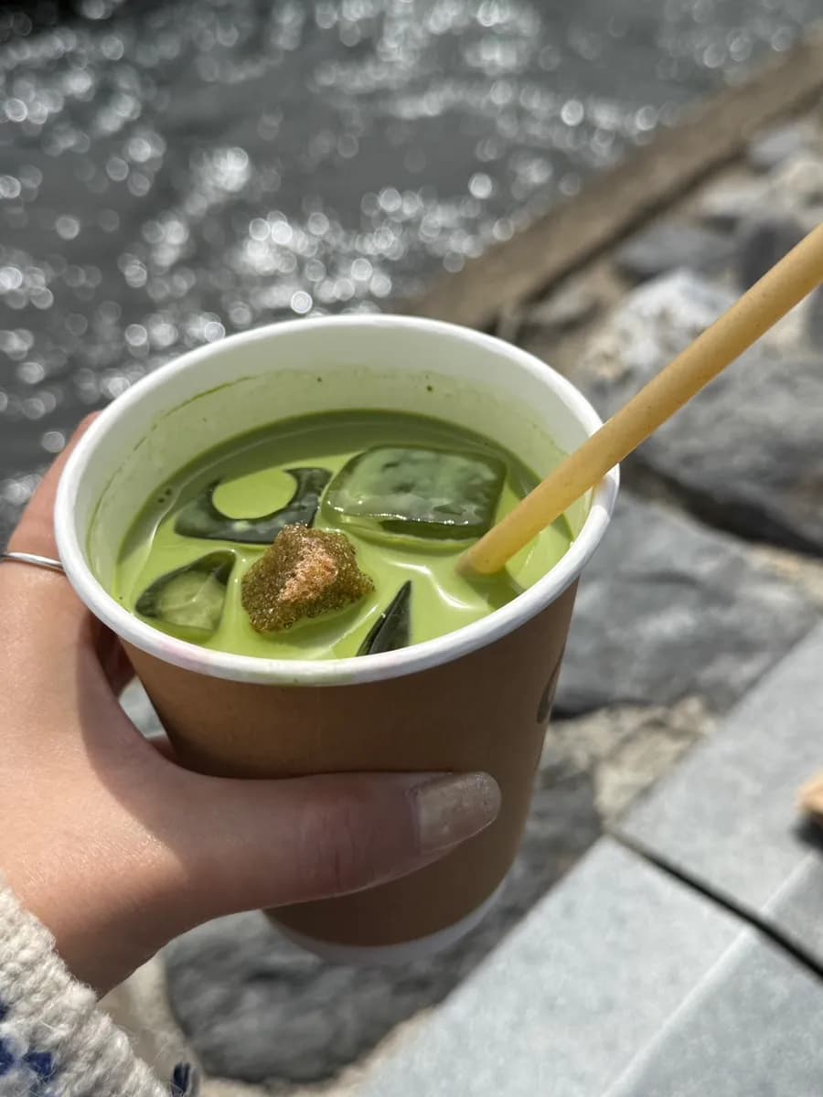 Matcha latte tanpa gula di Eung Coffee
