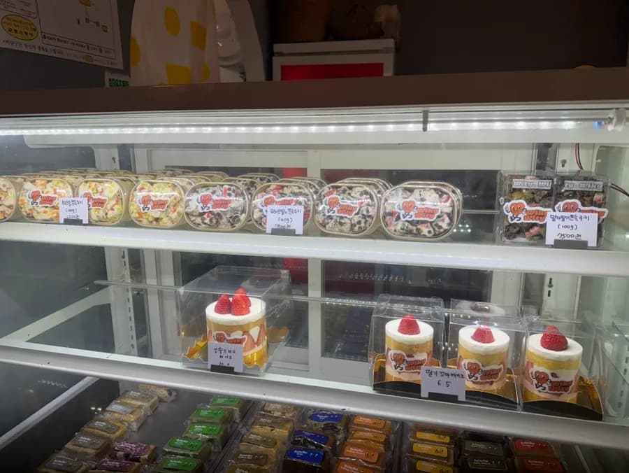 Variedad de galletas chewy, s'mores y barritas de mantequilla