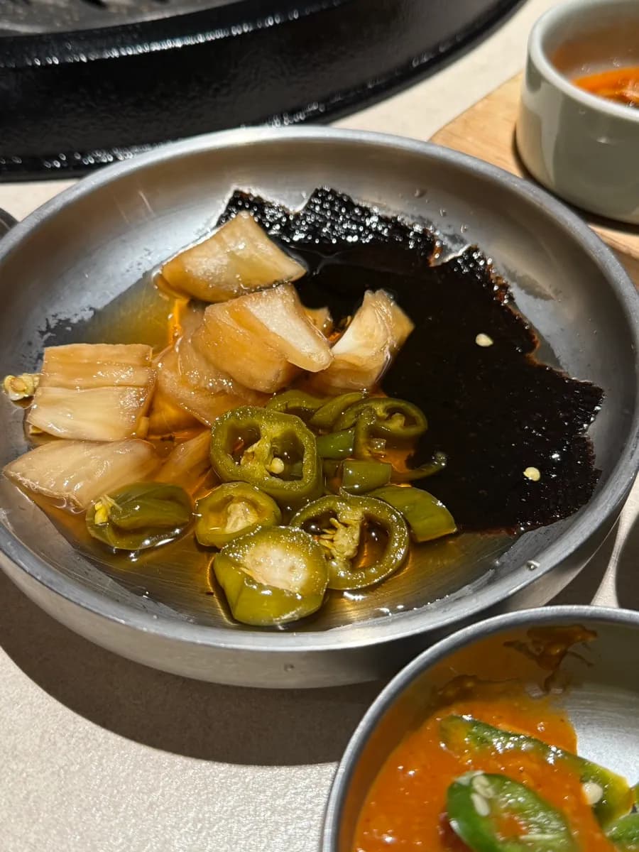 Banchan berisi acar, sayuran gungchae, tauge, minari, dan saus di Gogitjip Yeol