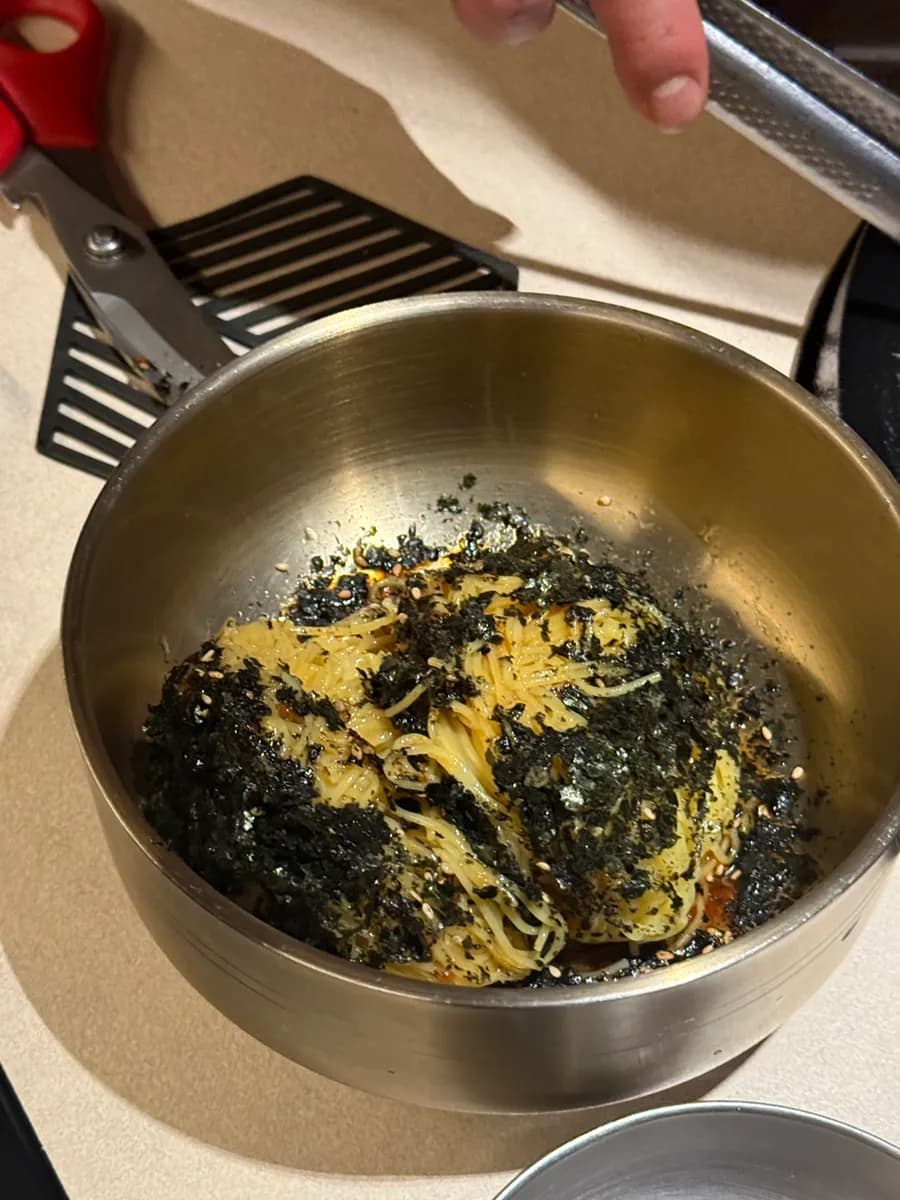 Staf memanggang daging babi di atas panggangan panas di Gogitjip Yeol