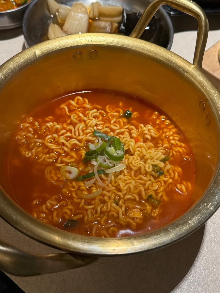 Ramyeon servis dimasak kenyal selama kunjungan ke Gogitjip Yeol