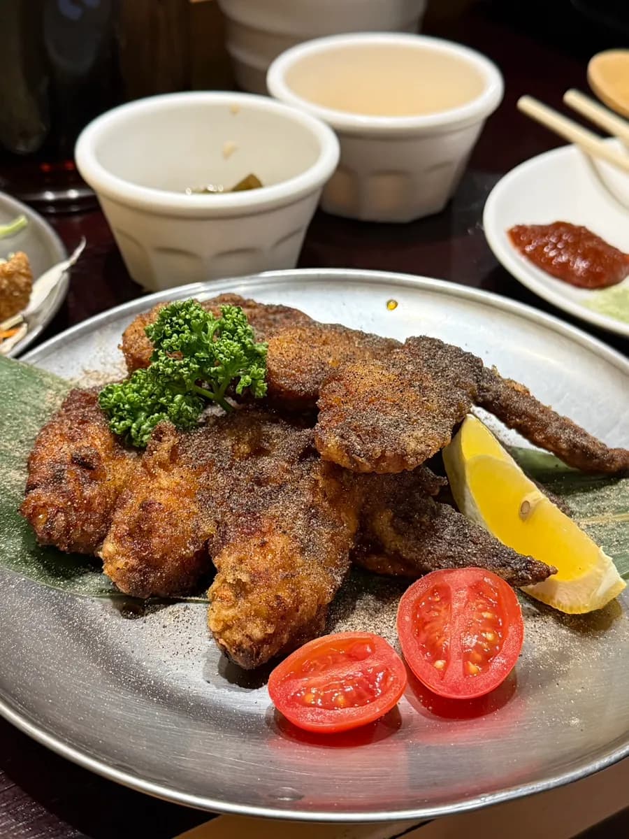 Pollo a la parrilla dorado con cebolletas en Parangsaeya