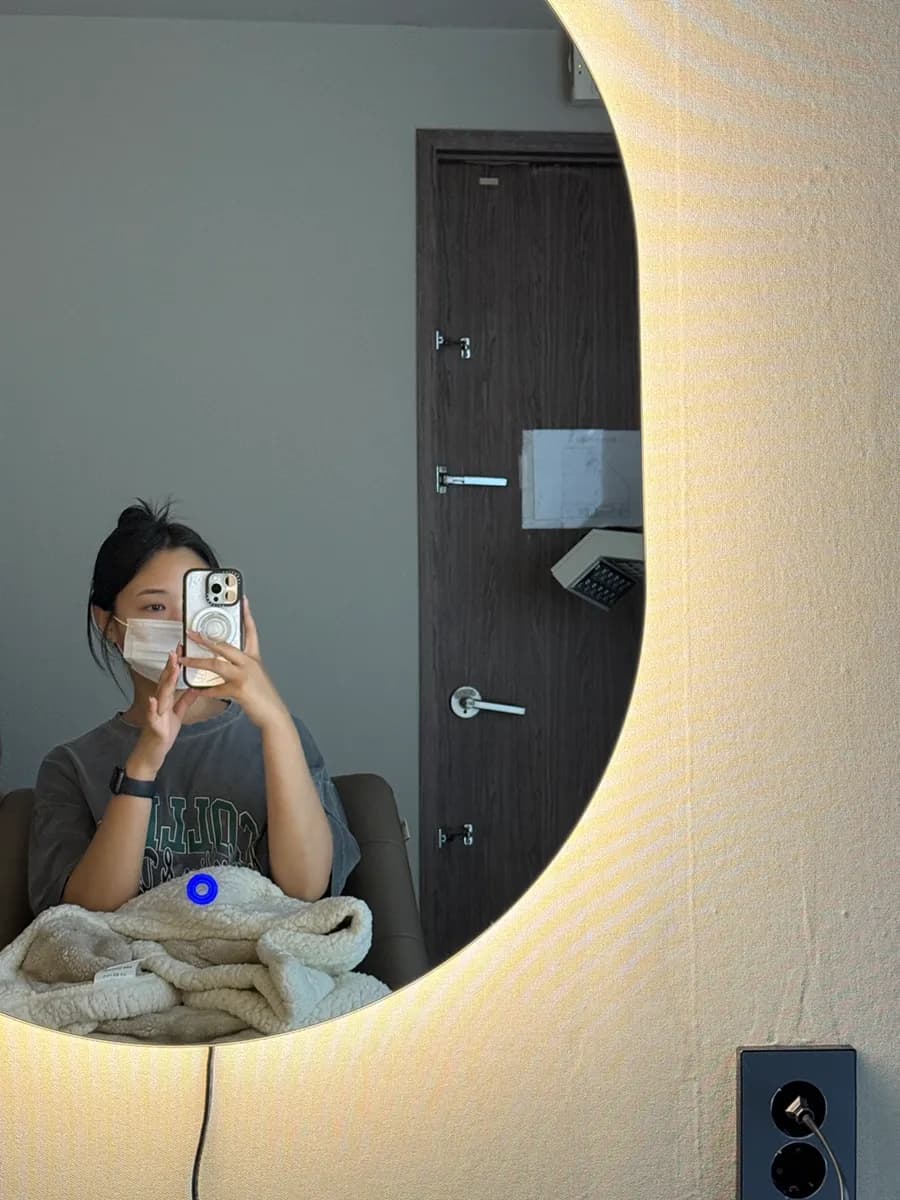 Début du soin du cuir chevelu avec un appareil de relaxation du haut du corps