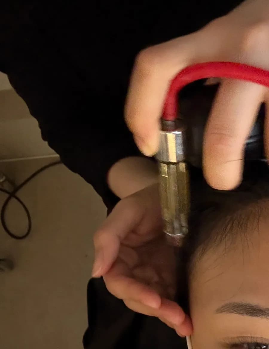 Brume aromatique, vitamine C et vapeur stérilisante à l’ozone pour le cuir chevelu