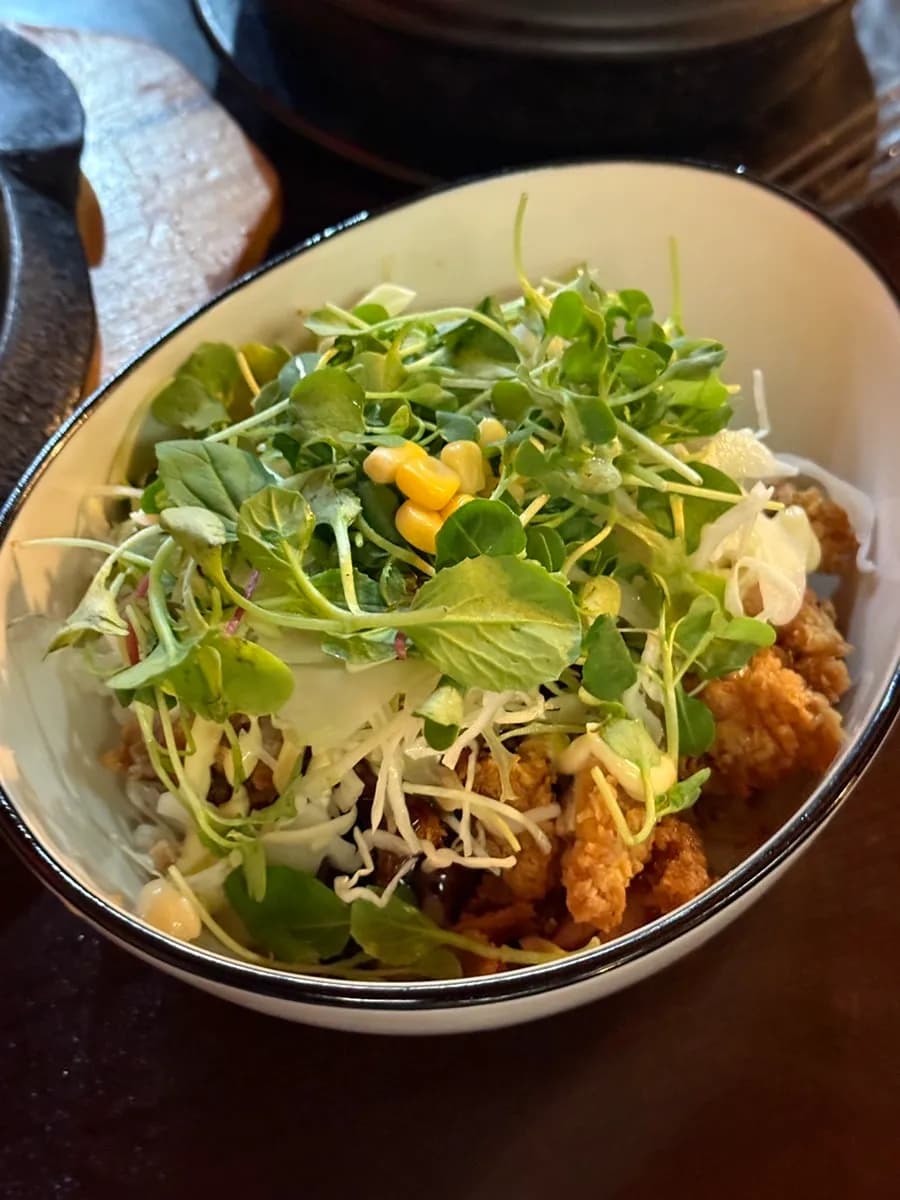 安養 Anyang Ilbeonga 的雞肉飯與配菜