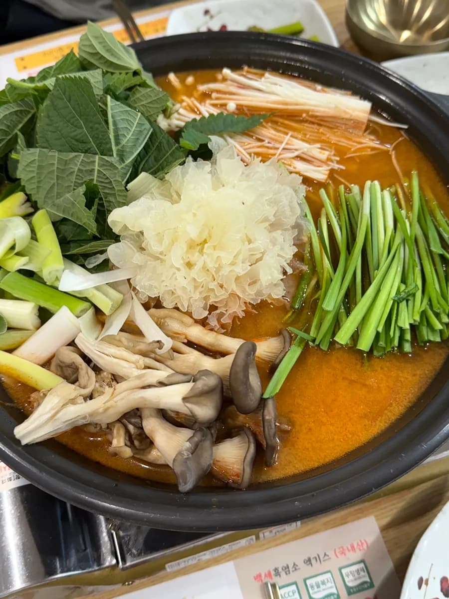 Generous two-person black goat jeongol with sotbap and mushrooms