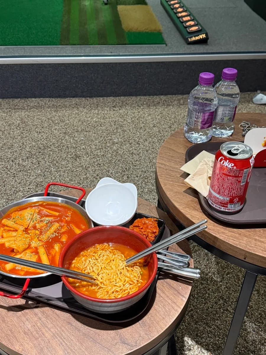 Corndog, tteokbokki, at ramyeon sa Friends Screen Dangsan Field, larawan 8